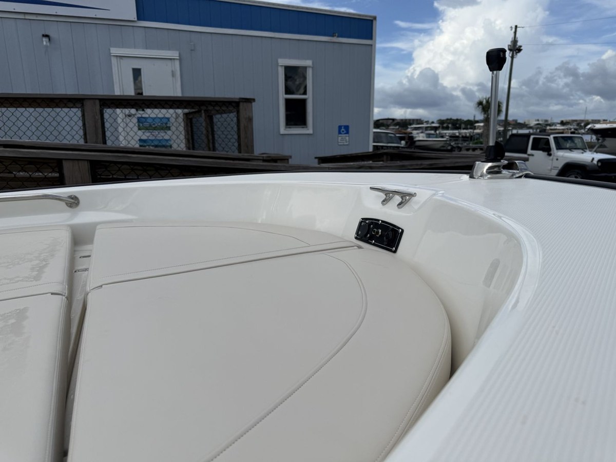 2027 Boston Whaler 190 Montauk 20