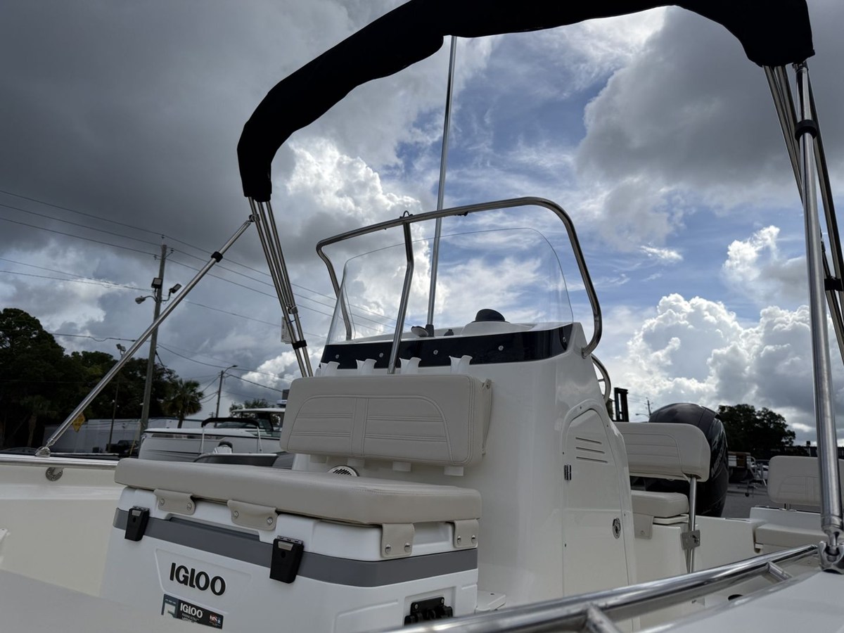 2027 Boston Whaler 190 Montauk 21