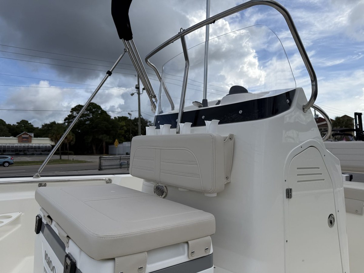 2027 Boston Whaler 190 Montauk 22