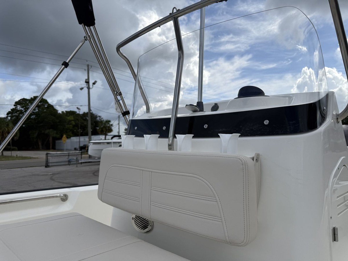 2027 Boston Whaler 190 Montauk 23