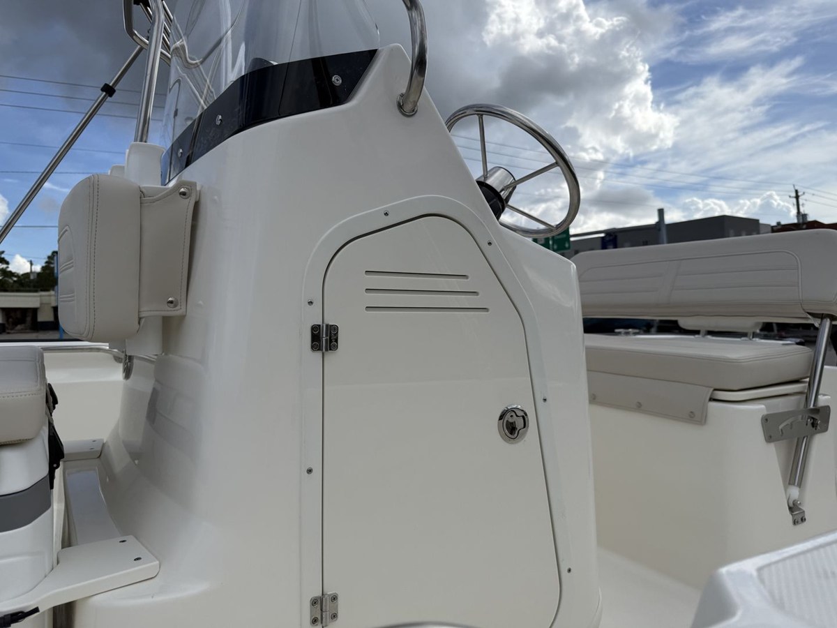 2027 Boston Whaler 190 Montauk 24