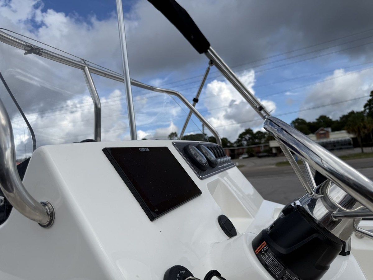 2027 Boston Whaler 190 Montauk 27