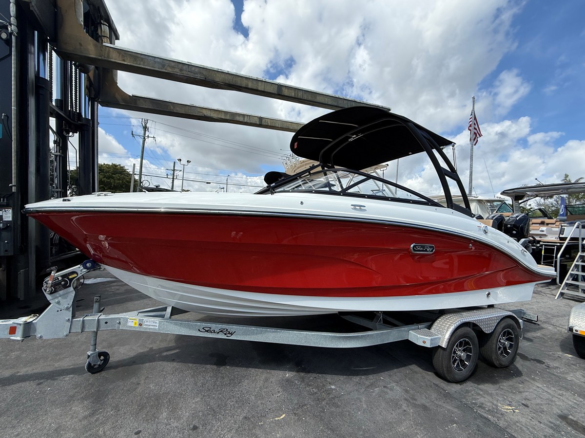 2026 Sea Ray SPX 210 Outboard 3