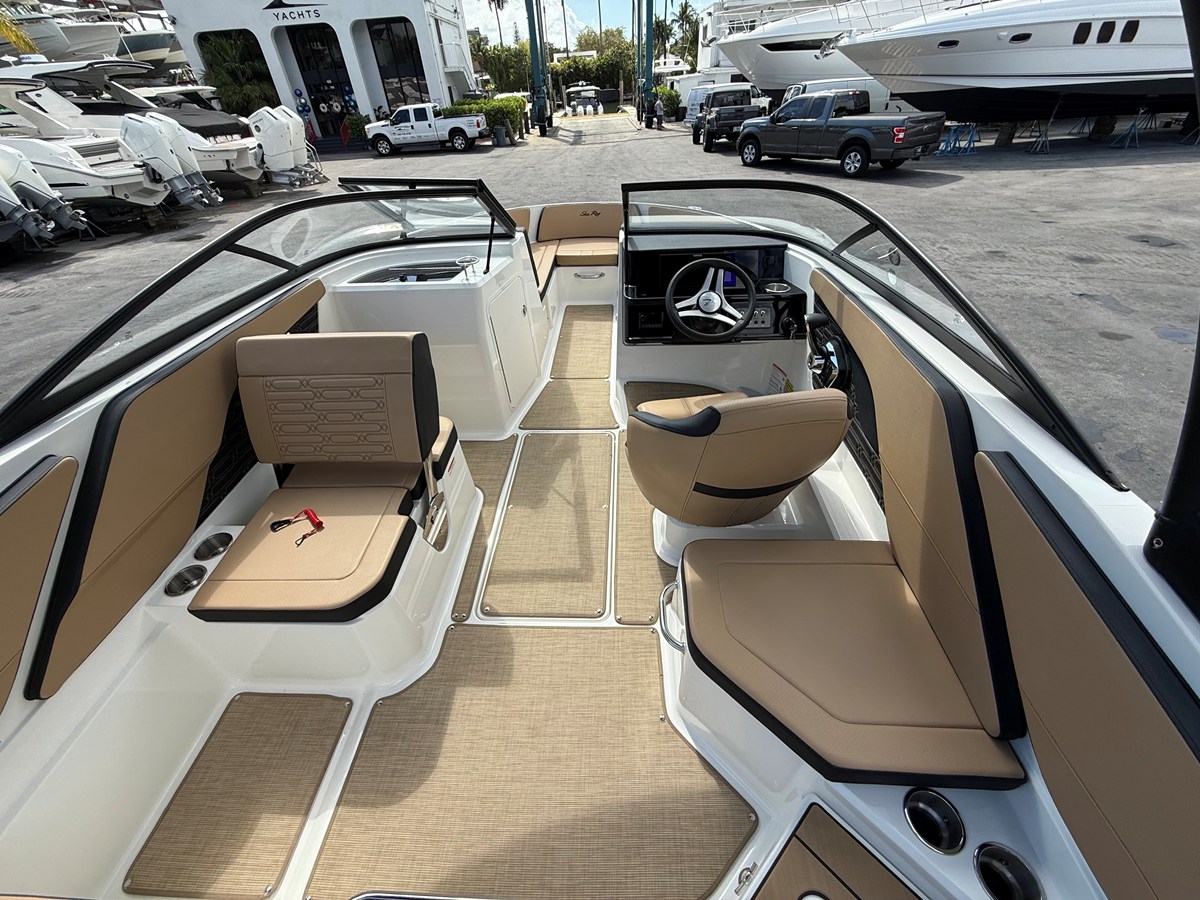 2026 Sea Ray SPX 210 Outboard 5