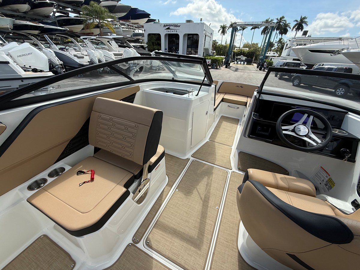 2026 Sea Ray SPX 210 Outboard 6