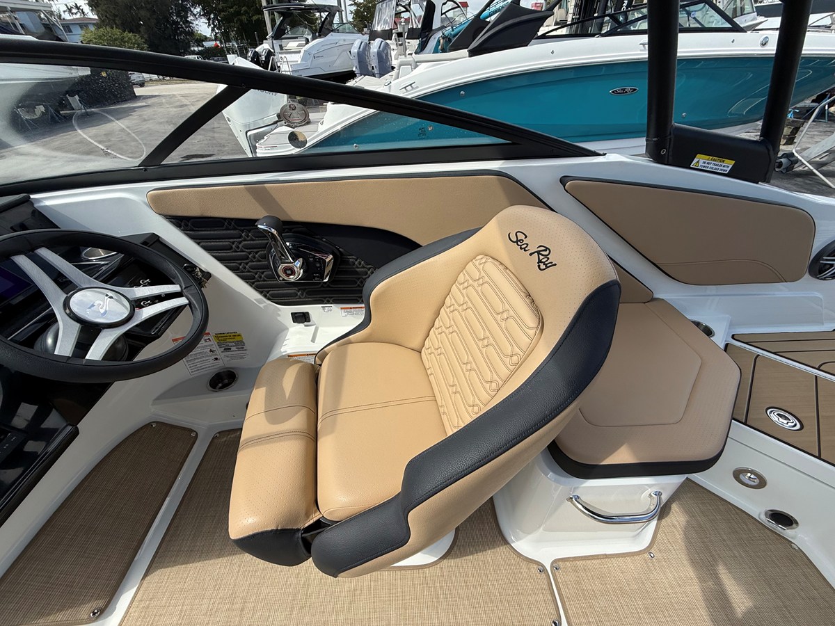 2026 Sea Ray SPX 210 Outboard 8