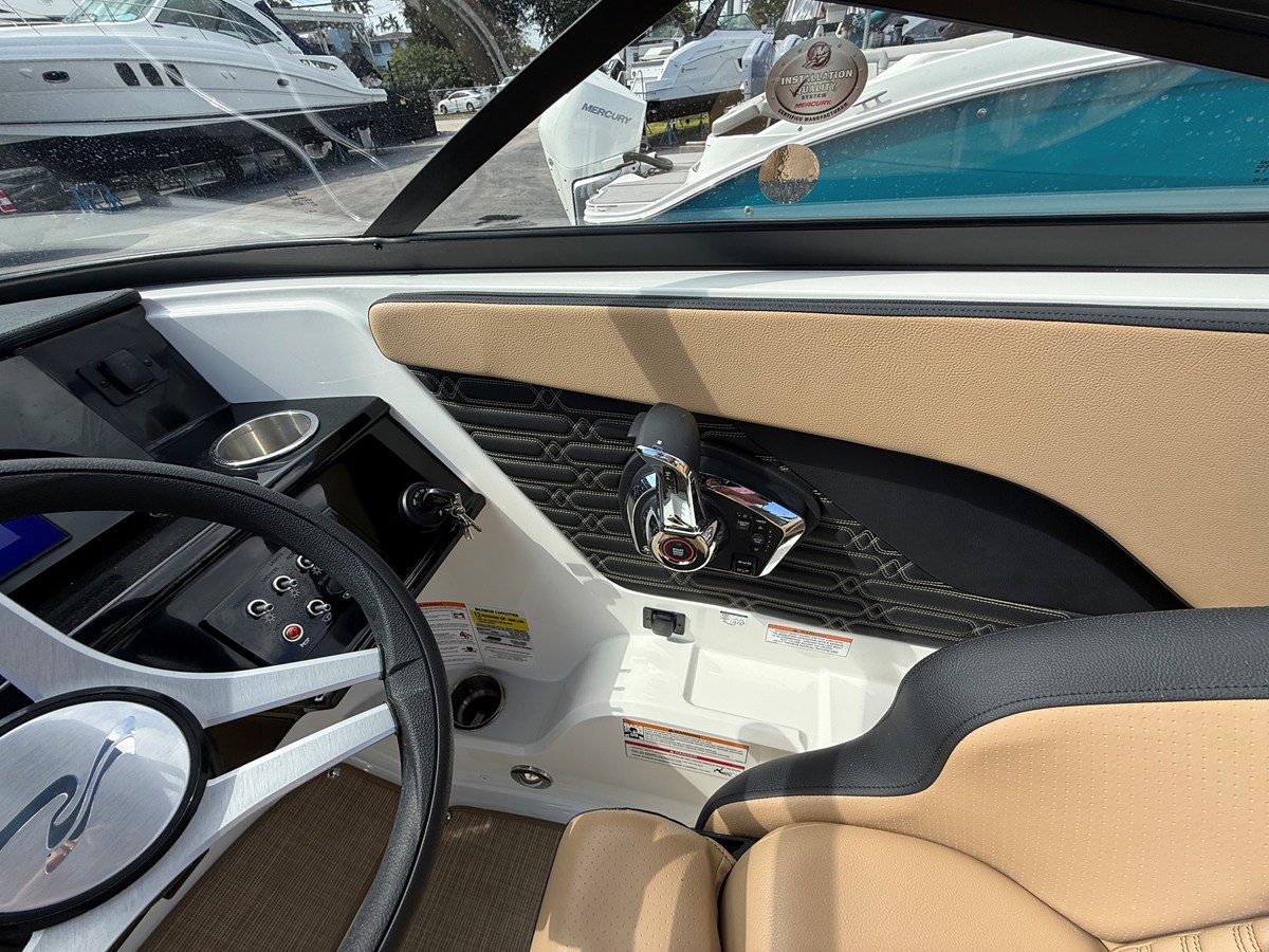 2026 Sea Ray SPX 210 Outboard 9