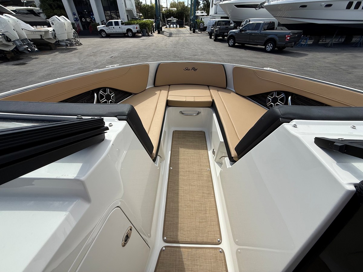 2026 Sea Ray SPX 210 Outboard 12