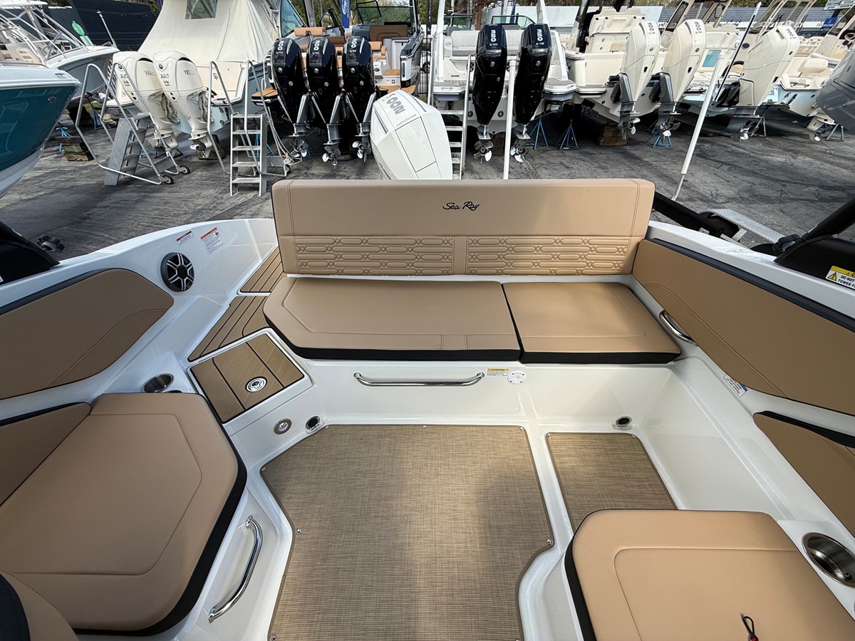 2026 Sea Ray SPX 210 Outboard 14