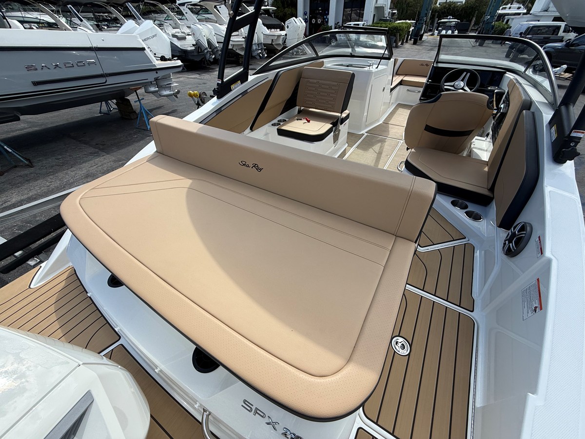 2026 Sea Ray SPX 210 Outboard 17