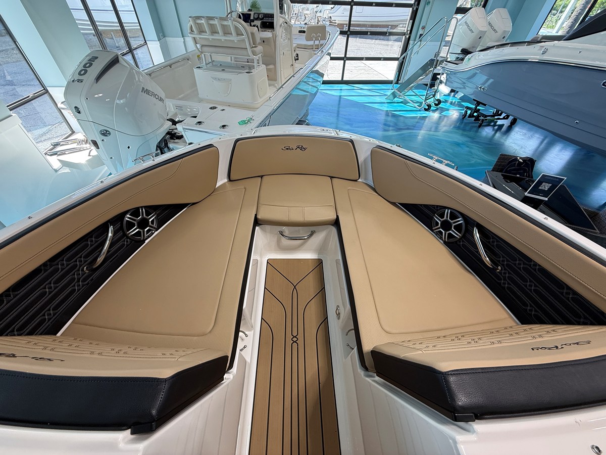 2026 Sea Ray SPX 210 Outboard 9
