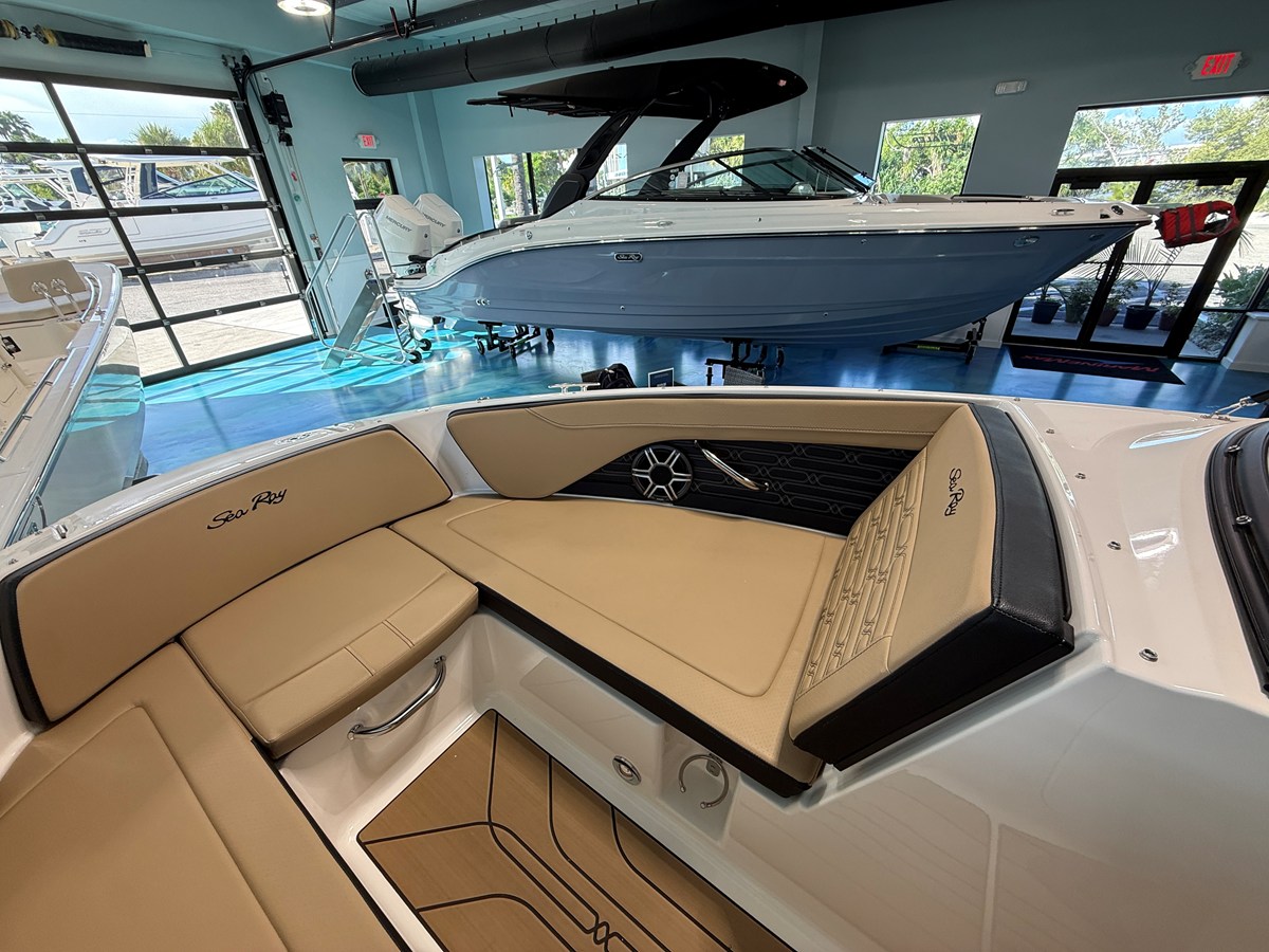 2026 Sea Ray SPX 210 Outboard 11