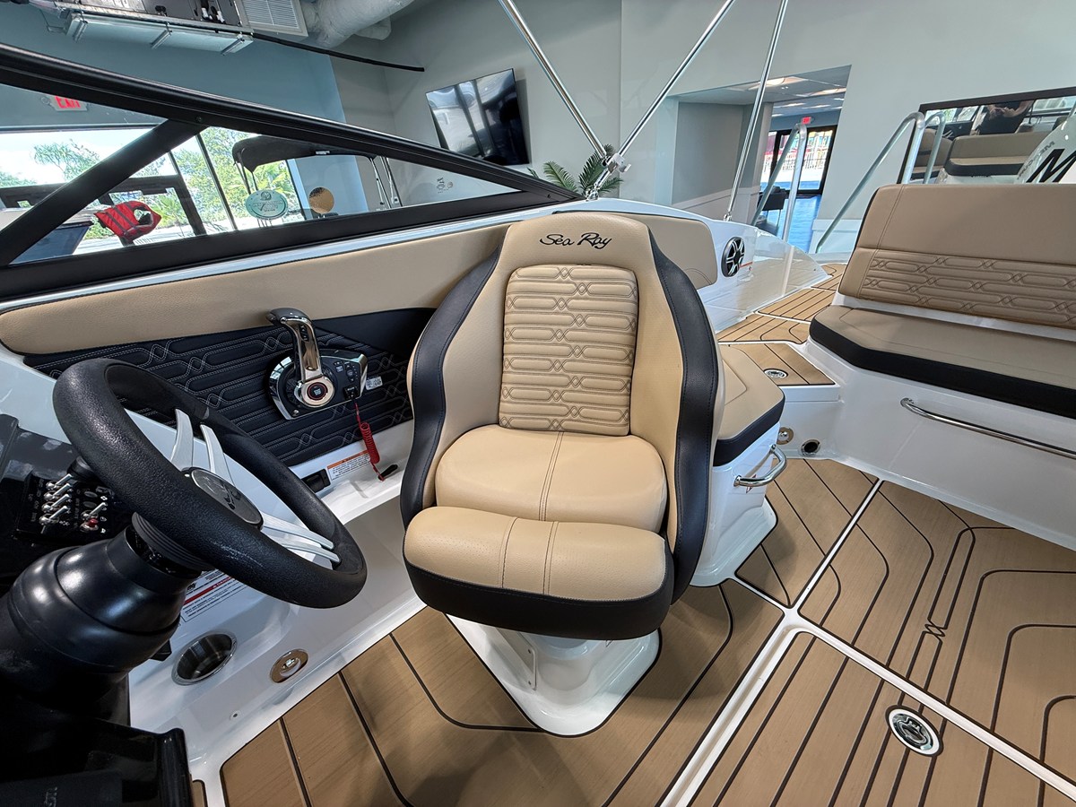 2026 Sea Ray SPX 210 Outboard 13