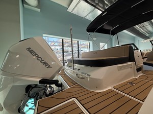 2026 Sea Ray SPX 210 Outboard 8