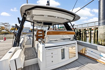 Boston Whaler 420 Outrage 11 2022 Boston Whaler 420 Outrage 12