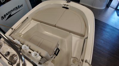 2027 Boston Whaler 150 Montauk 16