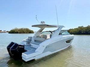 Cruisers Yachts 34 GLS Outboard 8 2026 Cruisers Yachts 34 GLS Outboard 9