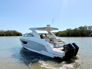 Cruisers Yachts 34 GLS Outboard 14 2026 Cruisers Yachts 34 GLS Outboard 15