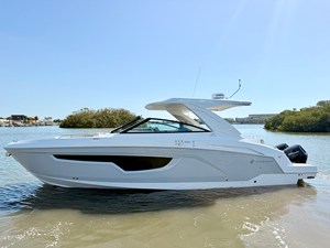 Cruisers Yachts 34 GLS Outboard 18 2026 Cruisers Yachts 34 GLS Outboard 19