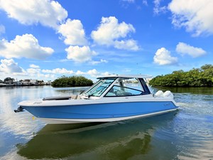 Boston Whaler 330 Vantage 3 2027 Boston Whaler 330 Vantage 4
