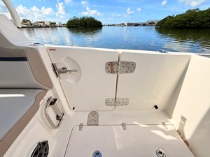 Boston Whaler 330 Vantage 32 2027 Boston Whaler 330 Vantage 33