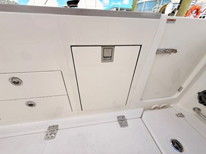 Boston Whaler 330 Vantage 37 2027 Boston Whaler 330 Vantage 38