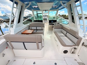 Boston Whaler 330 Vantage 41 2027 Boston Whaler 330 Vantage 42
