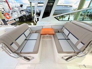 Boston Whaler 330 Vantage 42 2027 Boston Whaler 330 Vantage 43