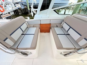 Boston Whaler 330 Vantage 43 2027 Boston Whaler 330 Vantage 44