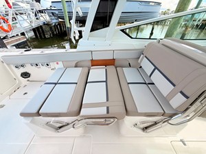 Boston Whaler 330 Vantage 44 2027 Boston Whaler 330 Vantage 45