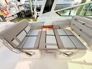 Boston Whaler 330 Vantage 45 2027 Boston Whaler 330 Vantage 46