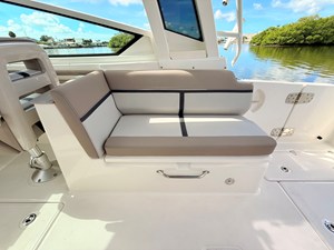 Boston Whaler 330 Vantage 46 2027 Boston Whaler 330 Vantage 47
