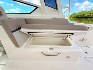 Boston Whaler 330 Vantage 47 2027 Boston Whaler 330 Vantage 48