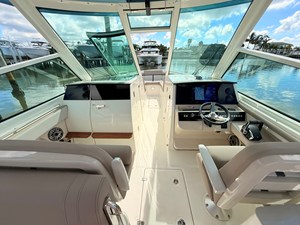 Boston Whaler 330 Vantage 48 2027 Boston Whaler 330 Vantage 49