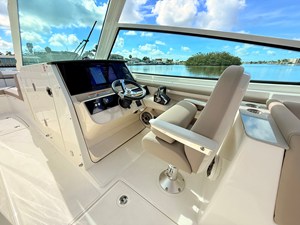 Boston Whaler 330 Vantage 49 2027 Boston Whaler 330 Vantage 50