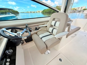Boston Whaler 330 Vantage 51 2027 Boston Whaler 330 Vantage 52
