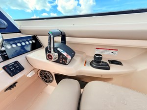 Boston Whaler 330 Vantage 52 2027 Boston Whaler 330 Vantage 53
