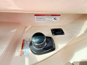 Boston Whaler 330 Vantage 53 2027 Boston Whaler 330 Vantage 54