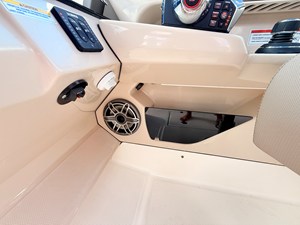 Boston Whaler 330 Vantage 54 2027 Boston Whaler 330 Vantage 55