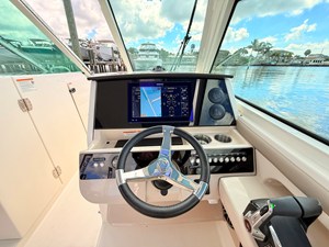 Boston Whaler 330 Vantage 55 2027 Boston Whaler 330 Vantage 56