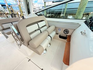 Boston Whaler 330 Vantage 58 2027 Boston Whaler 330 Vantage 59
