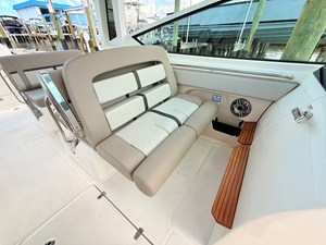 Boston Whaler 330 Vantage 59 2027 Boston Whaler 330 Vantage 60