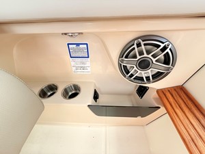 Boston Whaler 330 Vantage 61 2027 Boston Whaler 330 Vantage 62