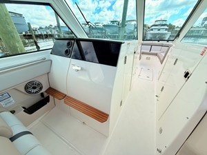 Boston Whaler 330 Vantage 62 2027 Boston Whaler 330 Vantage 63