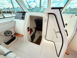 Boston Whaler 330 Vantage 64 2027 Boston Whaler 330 Vantage 65