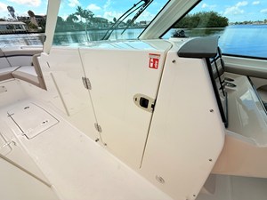 Boston Whaler 330 Vantage 68 2027 Boston Whaler 330 Vantage 69