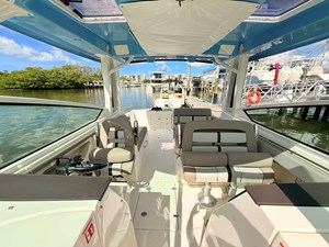 Boston Whaler 330 Vantage 72 2027 Boston Whaler 330 Vantage 73