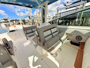 Boston Whaler 330 Vantage 73 2027 Boston Whaler 330 Vantage 74