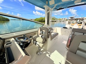 Boston Whaler 330 Vantage 74 2027 Boston Whaler 330 Vantage 75
