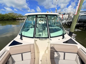 Boston Whaler 330 Vantage 76 2027 Boston Whaler 330 Vantage 77
